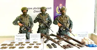 টেকনাফে নৌবাহিনীর অভিযানে অস্ত্র, গোলাবারুদ ও ইয়াবা জব্দ